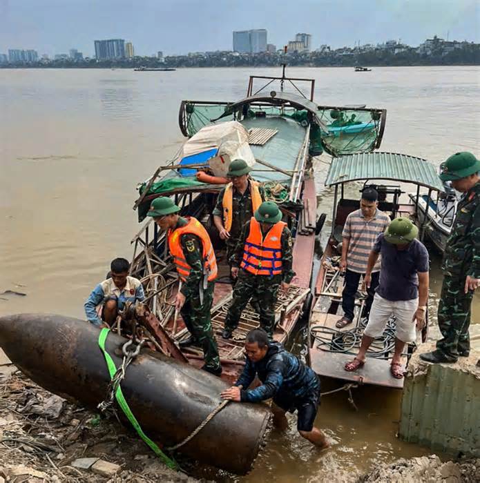 Xử lý an toàn quả bom 1.362 kg, còn nguyên ngòi và thuốc nổ gần cầu Long Biên