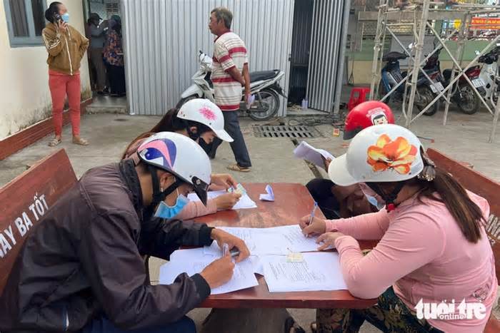 Người dân Vĩnh Long ùn ùn đổ xô đi xin giấy xác nhận nguồn gốc hoa, cây kiểng