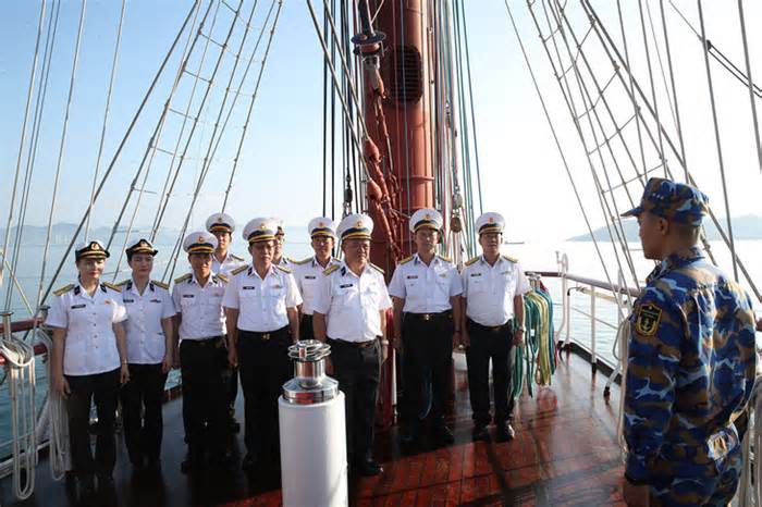 Tàu buồm Lê Quý Đôn giao lưu với hải quân Singapore