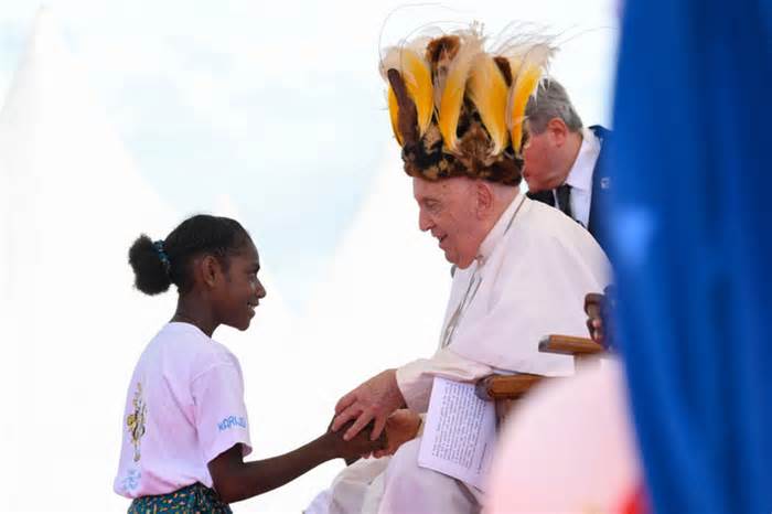 Giáo hoàng Francis đội mũ thổ dân khi thăm Papua New Guinea