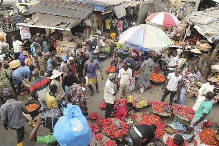 Đối mặt với khủng hoảng tồi tệ nhất nhiều thập niên, Nigeria có thể mất ngôi vị nền kinh tế hàng đầu châu Phi