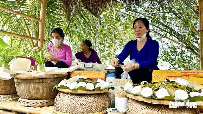 Dân miền Tây mần bánh quê ăn khi rảnh việc, nay thì kiêu hãnh bánh dân gian