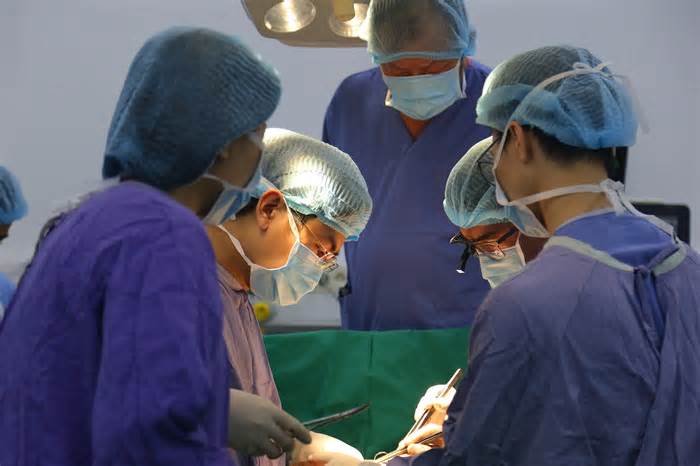 100 y bác sĩ tiến hành 8 ca ghép tạng trong 24 giờ