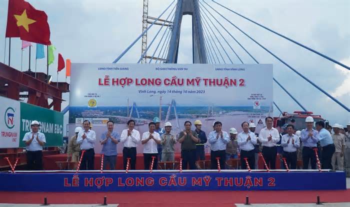 Thủ tướng Phạm Minh Chính dự hợp long Cầu Mỹ Thuận 2