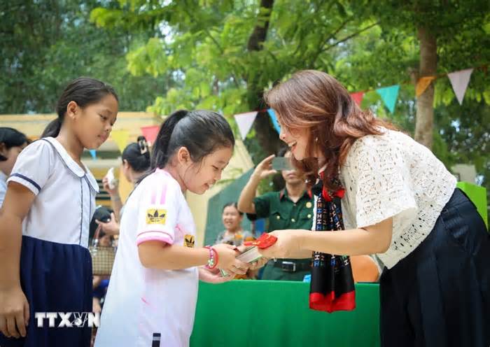 Cựu chiến binh TTXVN mang niềm vui đến với học sinh vùng biên giới Tây Ninh