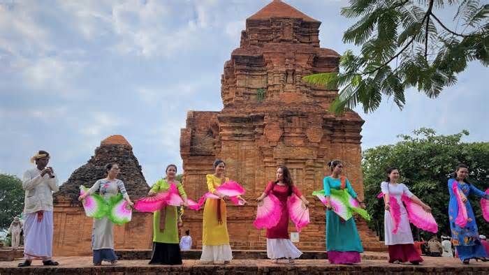 Sôi động lễ hội Katê của đồng bào Chăm tại tháp Pô Sah Inư, TP Phan Thiết