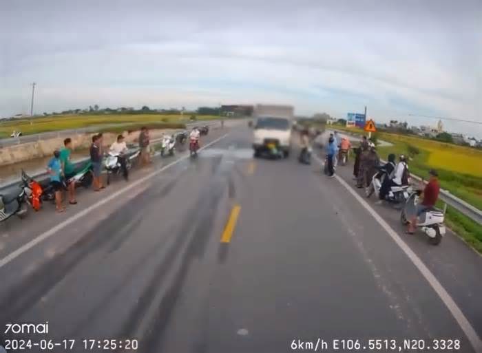 Xe máy và ô tô tải đối đầu nhau, nam thanh niên tử vong ở Thái Bình