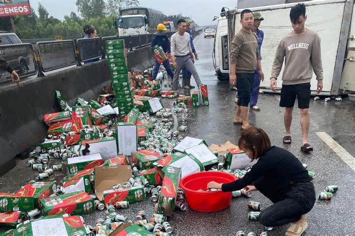 Hàng trăm thùng bia đổ ra đường vì xe tải lật