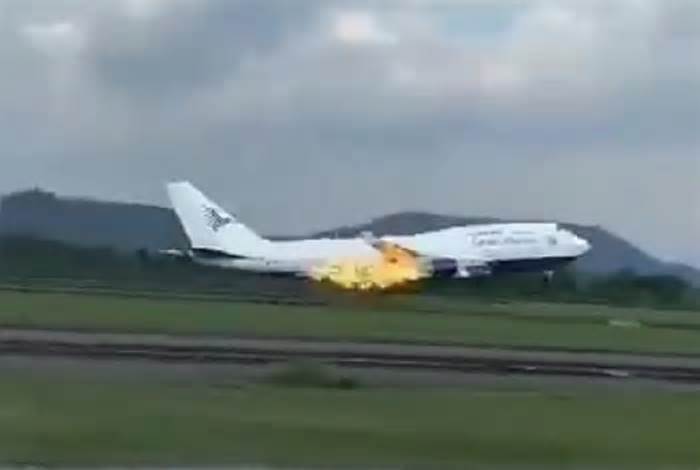 Máy bay chở 468 người quay đầu vì cháy động cơ