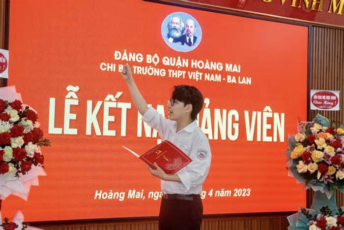 Học sinh đầu tiên của quận Hoàng Mai được kết nạp Đảng