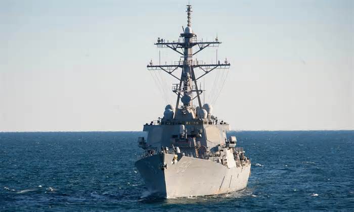 Tiêm kích Mỹ chặn tên lửa Houthi nhắm vào khu trục hạm