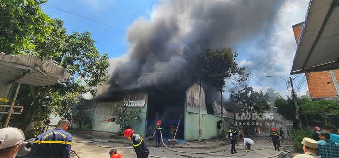 Cận cảnh vụ cháy lớn thiêu rụi nhà kho ở trung tâm TP Rạch Giá