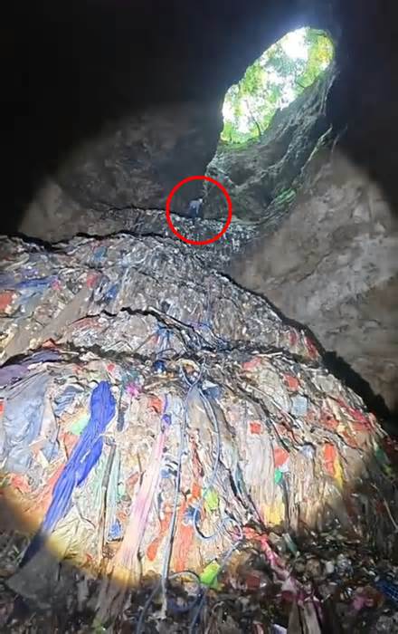 Hang động chứa 1,5 tấn rác thải 'chất thành núi'