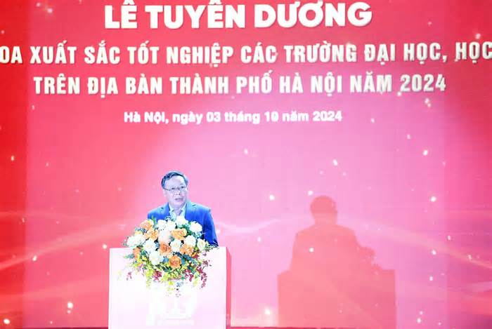 Tuyên dương 100 thủ khoa xuất sắc: Tạo nguồn nhân lực chất lượng cao phát triển của Thủ đô