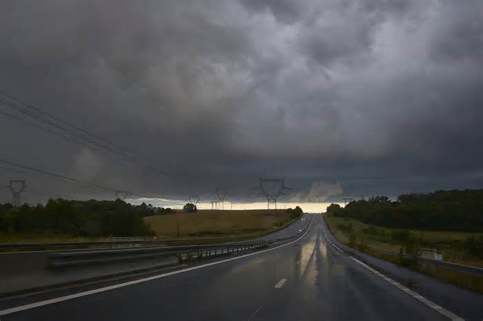 Thị trưởng Pháp 'ra lệnh cho trời ngừng mưa'