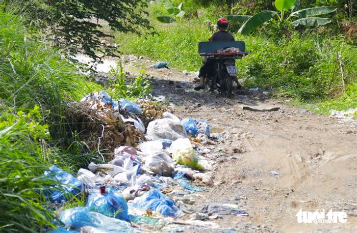 'Xắn tay' dọn bãi rác nằm giữa 2 phường, thuộc 2 địa phương Bình Dương và TP.HCM