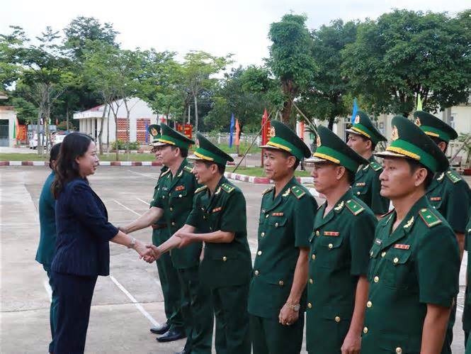 Phó Chủ tịch nước thăm Đồn Biên phòng Cửa khẩu Hoàng Diệu