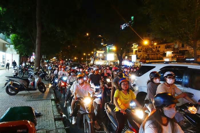 Hình ảnh người dân TPHCM đổ ra đường đêm Trung thu, đường phố kẹt cứng