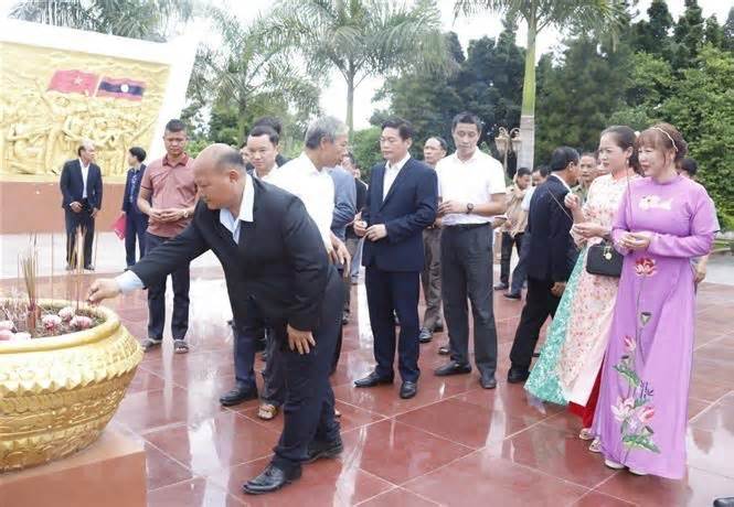Lào: Cộng đồng người Việt tri ân các Anh hùng Liệt sỹ tại Oudomxay