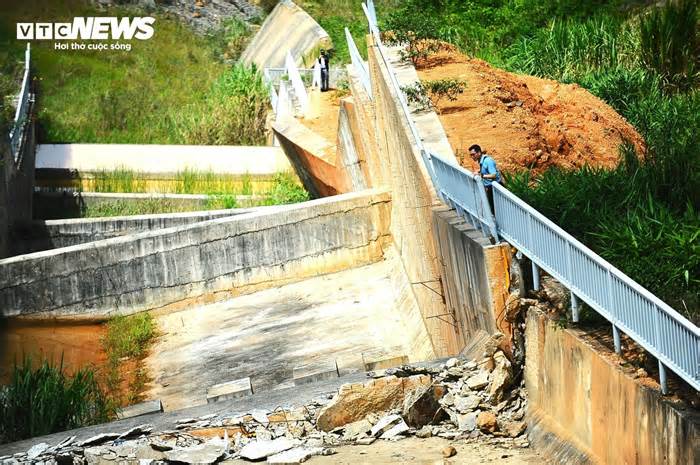 Hồ chứa nước trăm tỷ ở Lâm Đồng: Hứa hẹn tưới tiêu, thực tế sạt lở tiêu điều
