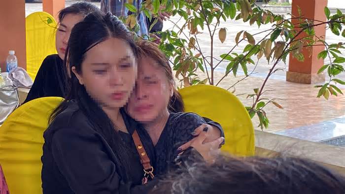 Vụ bé trai tử vong do bị bỏ quên trên xe: Mẹ về nước gặp con lần cuối, khóc ngất tại nhà tang lễ