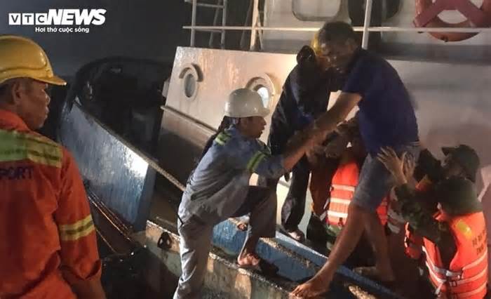 Chìm tàu trên biển Thừa Thiên - Huế: Hai thuyền viên mất tích được cứu sống