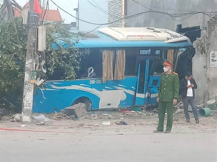 Xe khách mất lái đâm vào nhà dân ở Nam Định