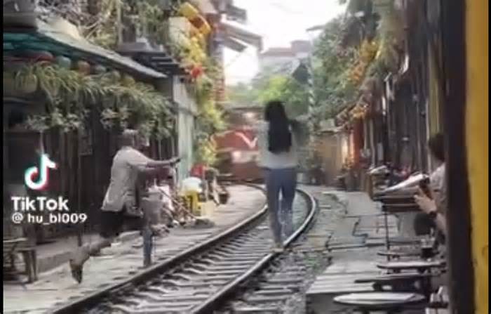 Hà Nội: Xử lý 'nóng' vi phạm tại khu vực cà phê đường tàu