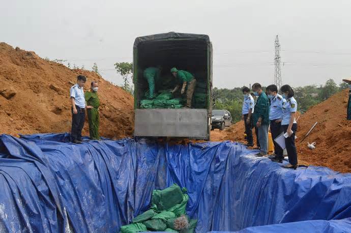 Yên Bái tiêu hủy gần 7 tấn chân gà đông lạnh không rõ nguồn gốc