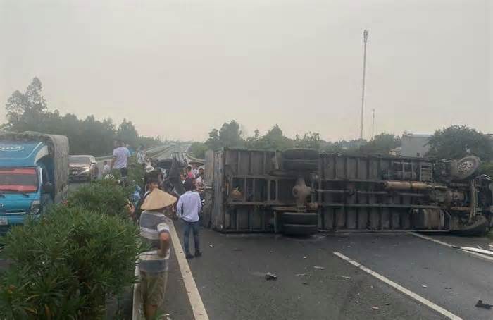 Tai nạn liên hoàn, cao tốc Hà Nội - Lào Cai tê liệt