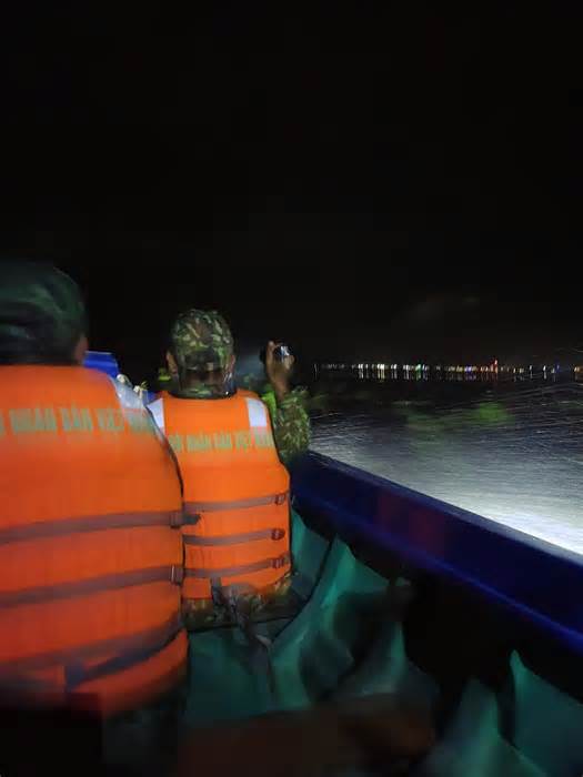 Vật lộn với gió to, sóng lớn giữa đêm cứu 5 người gặp nạn trên biển