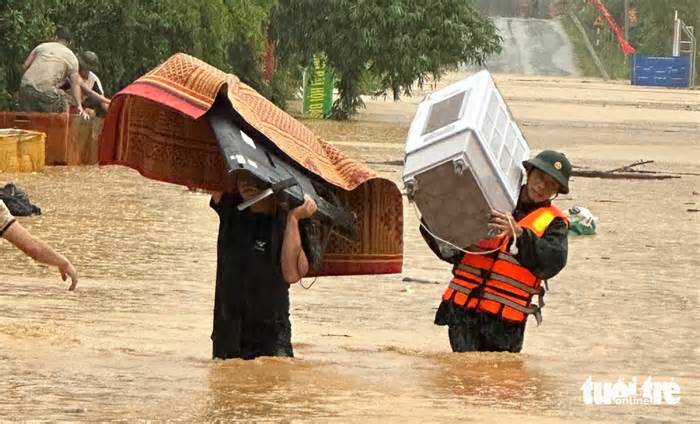 Mưa lớn, ngập lụt chia cắt nhiều quốc lộ ở Nghệ An