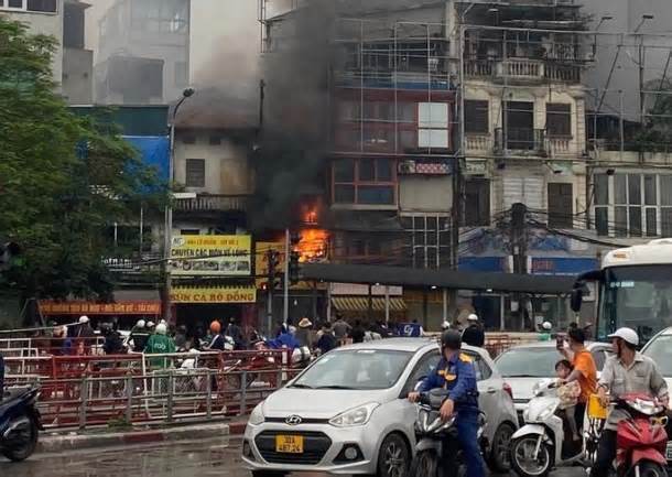 Cháy cửa hàng quần áo trên phố Lê Duẩn, cột khói bốc cao