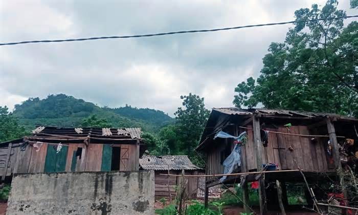 Quảng Bình: Lốc xoáy làm tốc mái hàng chục nhà dân ở khu vực biên giới