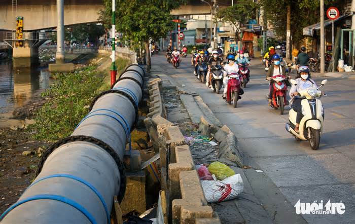 Nâng nền đường Trần Xuân Soạn quận 7, chủ đầu tư nói nhà dân sẽ không 'biến thành hầm’