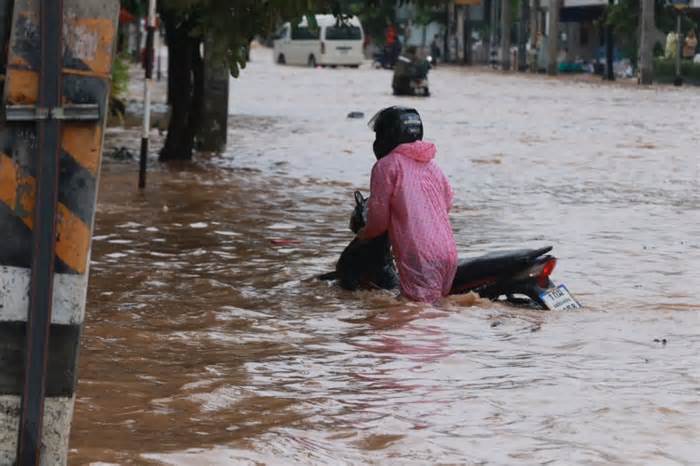 Đường phố Chiang Mai chìm trong nước lũ