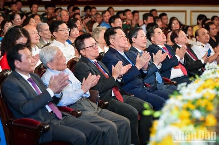 Chương trình nghệ thuật 'Sao Độc lập' tôn vinh sức mạnh đại đoàn kết dân tộc