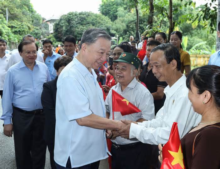 Chủ tịch nước Tô Lâm thăm người dân làng cổ Đường Lâm nhân ngày gia đình