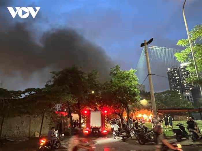 Cháy ngùn ngụt ở quán ăn tại Hà Nội
