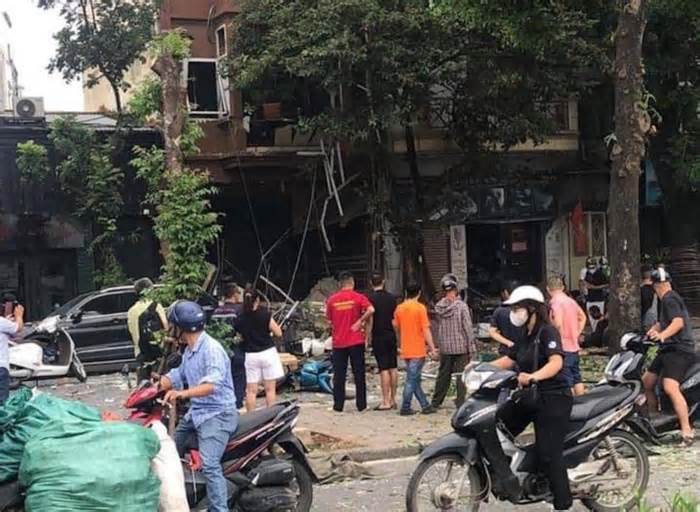 Hà Nội: Nghi nổ bình gas trên phố Yên Phụ, nhiều người bị hất văng