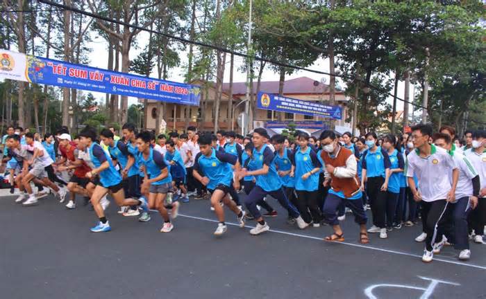 Hơn 400 đoàn viên, người lao động chạy Việt dã Mừng Đảng- Mừng Xuân