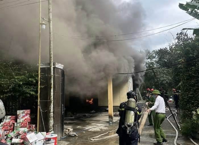 Khói lửa dữ dội bao trùm quán karaoke ở Quảng Bình giữa trưa