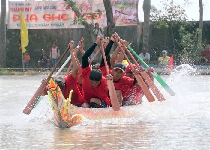 Tưng bừng giải đua ghe ngo mini chào mừng Tết cổ truyền Chôl Chnăm Thmây