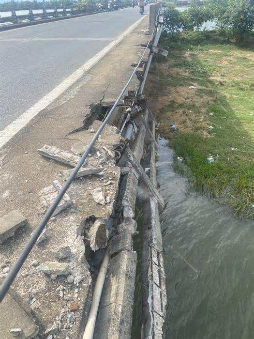 Cầu Câu Lâu cũ ở Quảng Nam bị đứt gãy lan can, lộ thép hoen gỉ