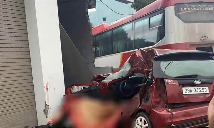 Xe khách tông liên hoàn rồi lao vào nhà dân, 1 người chết, nhiều người bị thương