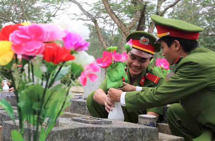 Vận động kinh phí mua hoa gắn lên mộ ở 72 nghĩa trang liệt sĩ tại Quảng Trị