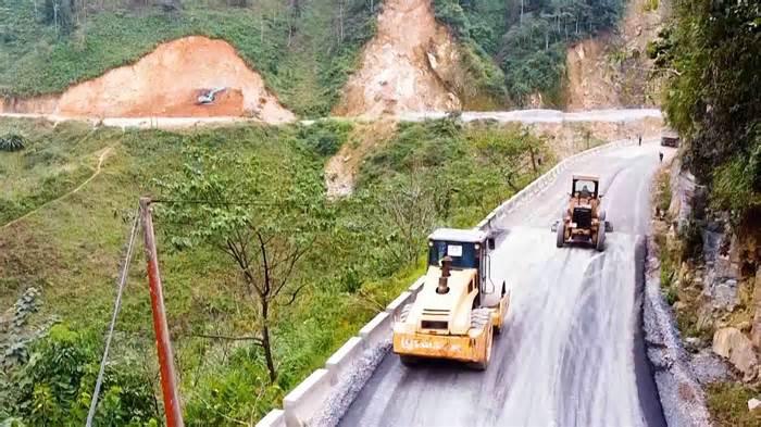 Dân vùng cao hưởng trái ngọt từ việc hiến đất làm đường