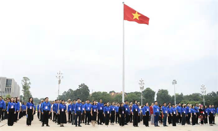420 đại biểu Đại hội Thanh niên tiên tiến làm theo lời Bác báo công, viếng Lăng Chủ tịch Hồ Chí Minh