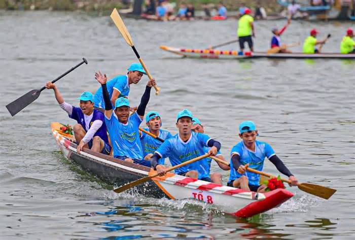 Người dân Huế đổ xô ra sông xem đua ghe Triều Sơn Đông