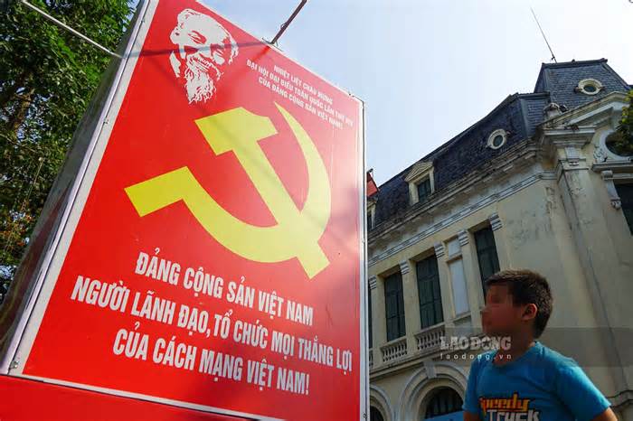 Hà Nội rực rỡ cờ hoa chào mừng 96 năm Ngày thành lập Đảng